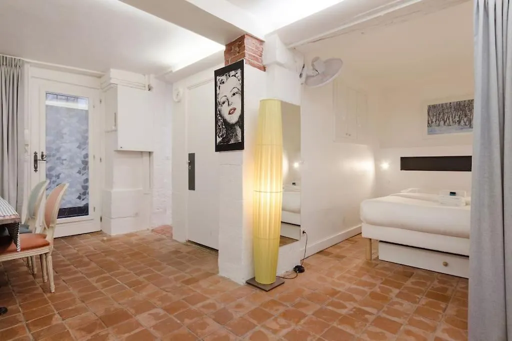 Apartment Atypical Flat - Place Des Vosges - 4 People Paris
