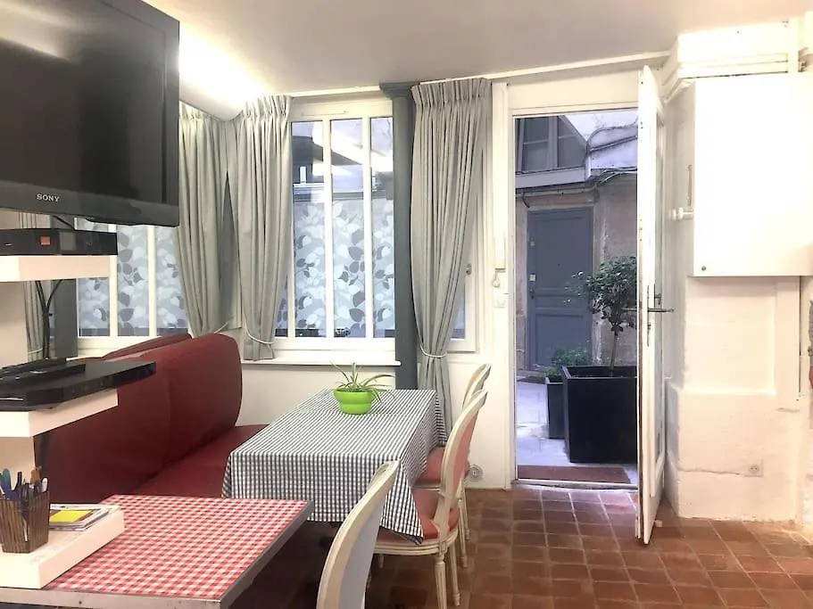 Atypical Flat - Place Des Vosges - 4 People Paris Apartment